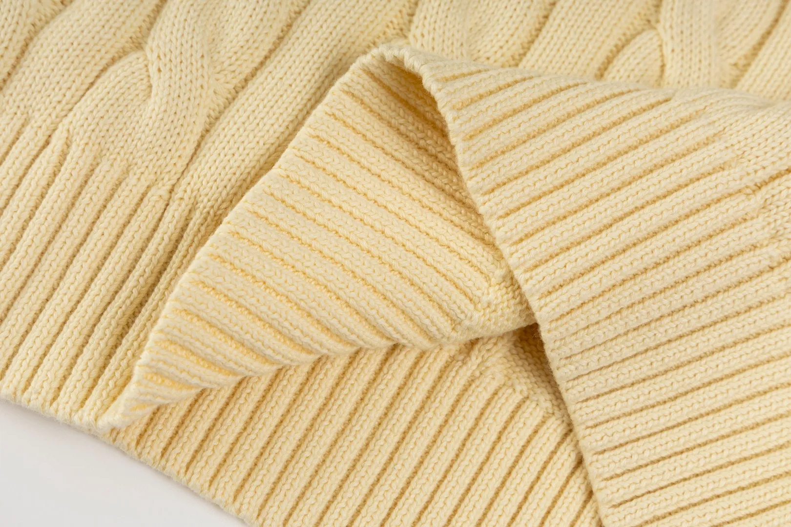 P220 #R91 RALPH LAUREN Ralph Lauren fourteen colors classic small label embroidery round neck pullover cable cardigan sweater men's top, high-density LOGO embroidery on the chest, original customization of tag accessories. Made of pure cotton yarn, pure cotton is skin-friendly and comfortable, small label war horse embroidered twist button round neck sweater 🐎 high quality, follow the blogger to learn how to wear it! Let’s buy a Ralph Lauren cable sweater. It’s a super hard-to-find series after it became popular. It’s hard to find one on the official website. It’s simple and practical to wear, with a lazy and loose feel. The thickened fabric has more texture, feels soft and delicate, and has a loose fit. Whether worn alone or layered, you can wear different styles of fashion with just one piece!   Size：XS S M L Sleeve length: 59/60/61/62/63
